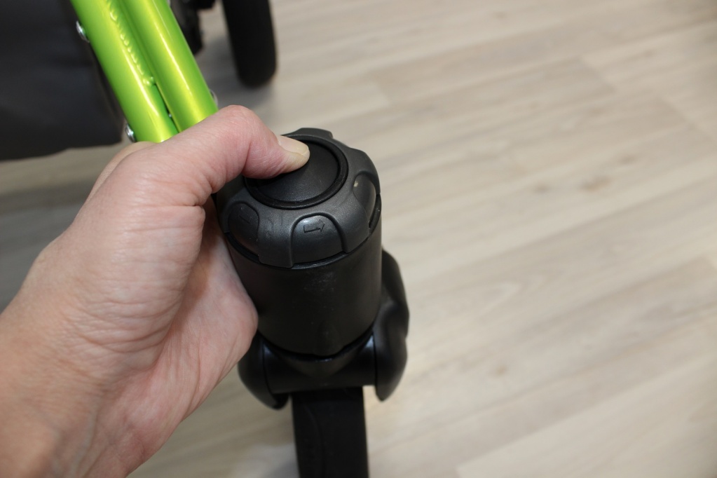 Коляска «Мева», как снять передние колеса Коляска «Мева», как снять передние колеса